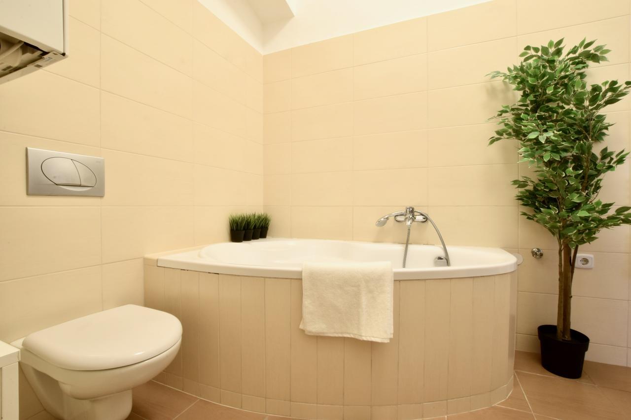 Standard Apartment By Hi5 - Dessewffy 39 Budapest Ngoại thất bức ảnh